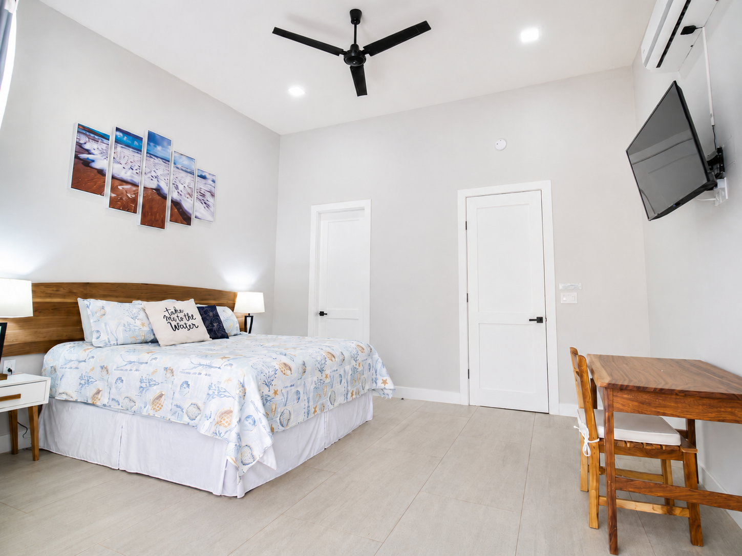 Casa Tranquila bedroom with king bed and desk