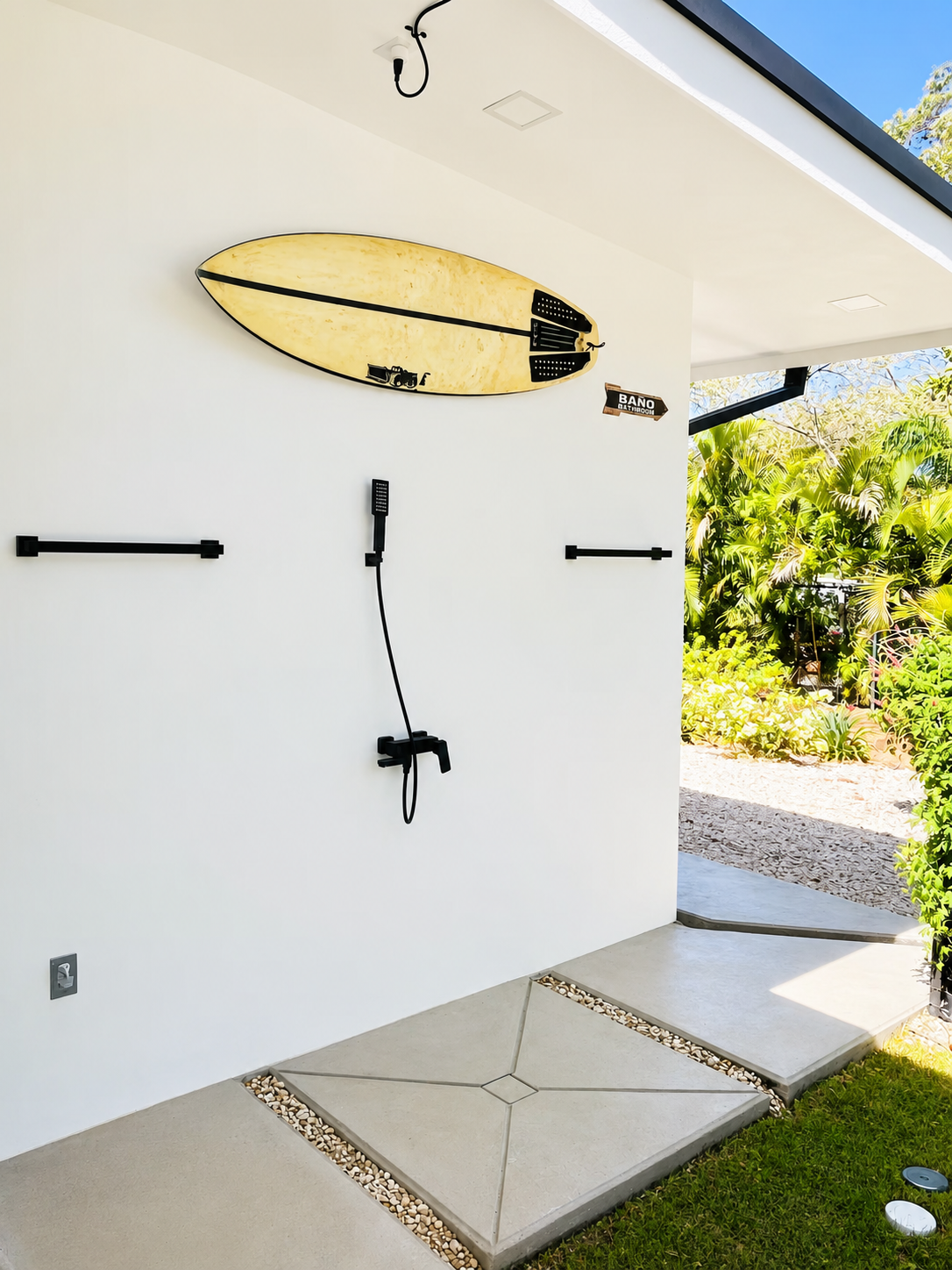 Casa Tranquila outdoor shower near the pool
